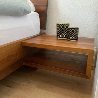 Holzbett - Detailansicht integrierter Nachttisch